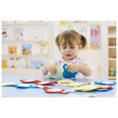 Criança a brincar com puzzle de madeira colorido