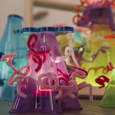 Formas trapezoidais coloridas em plástico translúcido com hastes felpudas enroladas