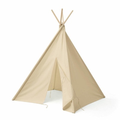 Tenda tipi bege com varas de madeira