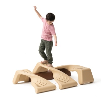 Brinquedo modular bege para equilíbrio com criança a brincar