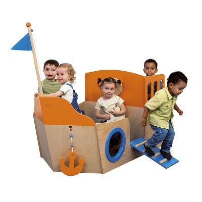 Estrutura infantil de madeira com formato de barco colorido em laranja, azul e natural, com crianças a brincar.