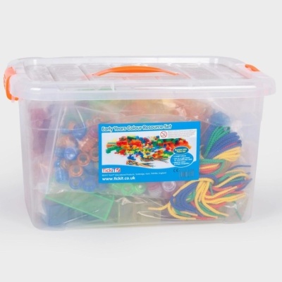 Recipiente plástico com materiais coloridos para crianças