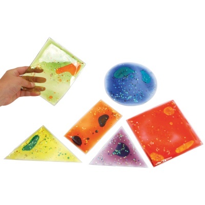 Massinhas coloridas transparentes com brilhos em várias formas geométricas.