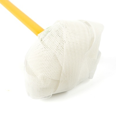 Rede de malha branca com cabo amarelo em fundo branco