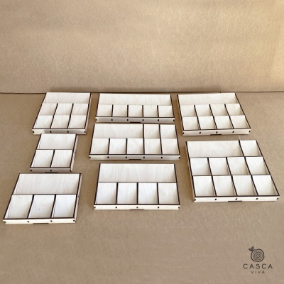 Conjunto de organizadores de madeira clara com divisórias em vários tamanhos