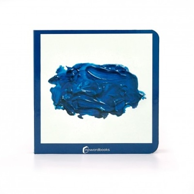 Livro com capa branca e azul e pintura espessa azul na frente