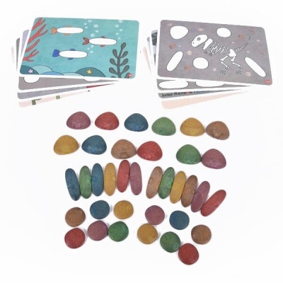 Peças coloridas arredondadas e alongadas com cartões ilustrados de peixes e dinossauros