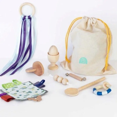 Brinquedos de madeira e tecido com saco de pano e acessórios coloridos