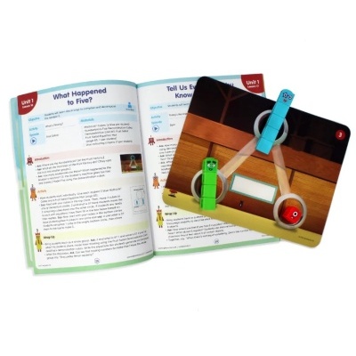 Livro aberto e cartaz com triângulo feito de brinquedos coloridos