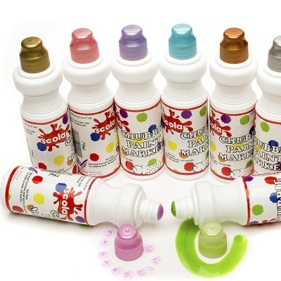 Seis frascos de tinta para carimbo coloridos com tampas em várias cores e dois frascos deitados mostrando a tampa aberta