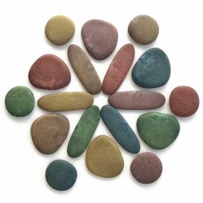 Pedras decorativas coloridas com várias formas e texturas lisas