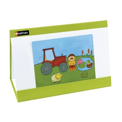 Cartão ilustrado com desenho colorido de trator e animais em moldura verde e branca