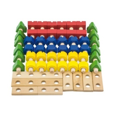 Peças de madeira coloridas para jogo de encaixe com árvores verdes, formas vermelhas, azuis e amarelas e tábuas de madeira natural