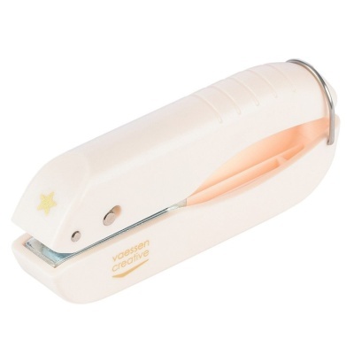 Agrafador pequeno branco com pormenores em cor de pêssego e estrela amarela