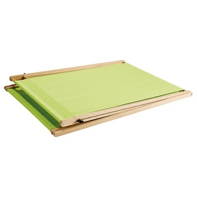 Armação de madeira clara com tecido verde claro esticado