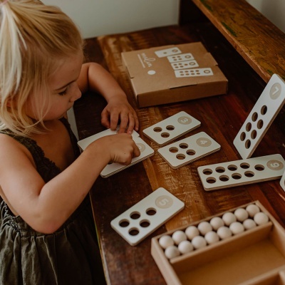 brinquedo educativo de madeira com placas numeradas e bolas em caixa