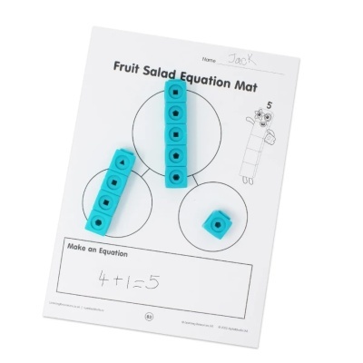 Folha de atividade com blocos azuis de contagem e equação matemática escrita à mão