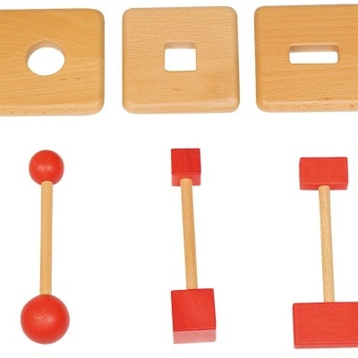 Peças de madeira claras e vermelhas com formas geométricas sobre fundo branco