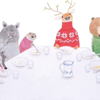 Animais em roupas coloridas sentados numa mesa com pratos e copos.