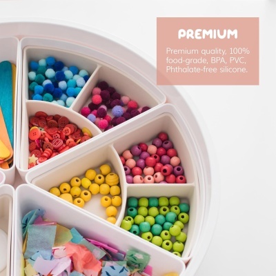 Organizador circular com compartimentos cheios de objetos coloridos e rótulo premium