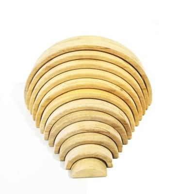 Conjunto de arcos de madeira empilhados em fundo branco