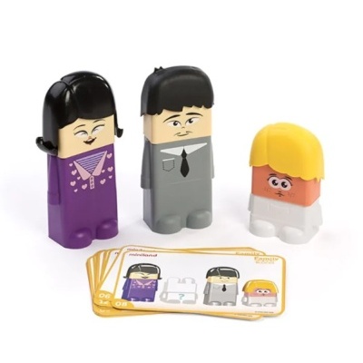 Três bonecos de plástico coloridos e cartas com ilustrações em fundo branco