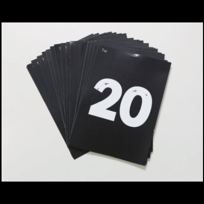 Cartas pretas numeradas com número 20 branco em leque