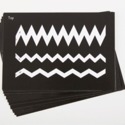Cartões pretos com padrões zig-zag brancos e o texto 'Top' no canto superior esquerdo