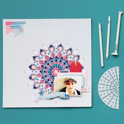 Quadro com padrão mandala azul e rosa, foto e etiquetas decorativas com ferramentas de pontilhismo ao lado