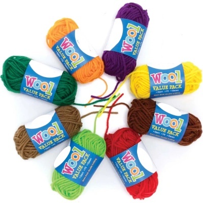 Oito novelos coloridos de lã com rótulos azuis WOOL VALUE PACK