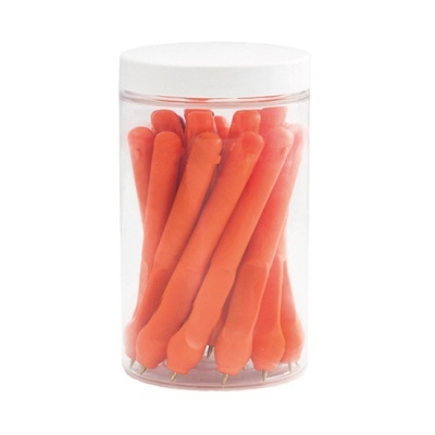 Frasco transparente com tampa branca cheio de objetos laranja compridos