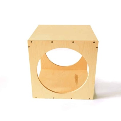 Estrutura cúbica em madeira com recorte circular e parafusos