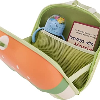 Mala pequena com padrão de morango e conteúdo interior