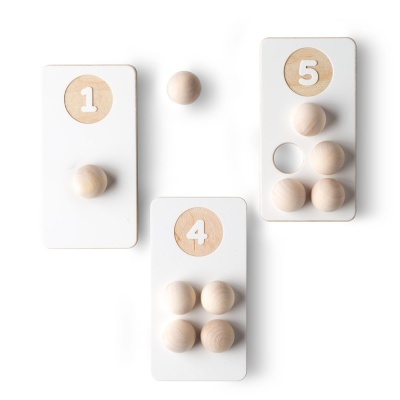 Blocos de madeira branca com números e bolas de madeira natural