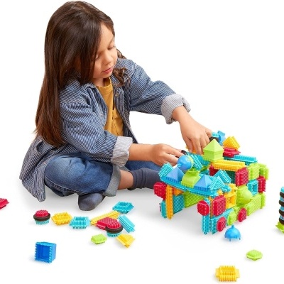 Criança a brincar com blocos de construção coloridos