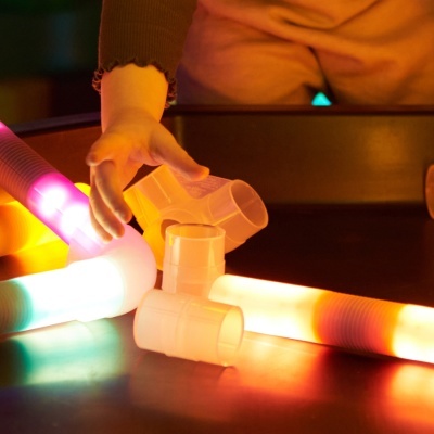 TUBOS DE PLÁSTICO LUMINOSOS E ACESSÓRIOS