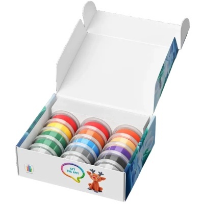 Caixa aberta com massas de modelar coloridas em recipientes plásticos e desenho de rena na frente