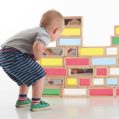 Brinquedo de blocos de madeira coloridos e criança a brincar