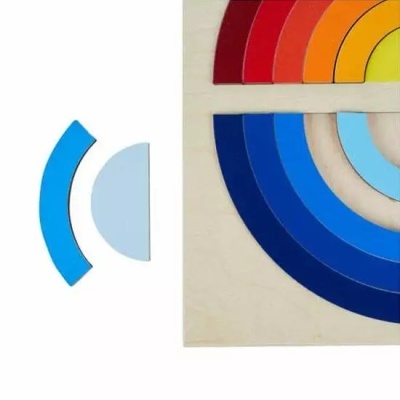 Peças de madeira semicirculares coloridas empilhadas sobre base de madeira