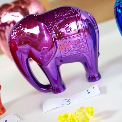 Elefante decorativo de vidro roxo brilhante com número 3 gravado