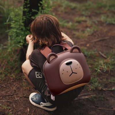 Mochila infantil castanha em forma de urso com orelhas e focinho bege