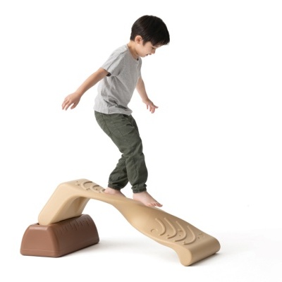 Brinquedo infantil de plástico com criança a equilibrar-se