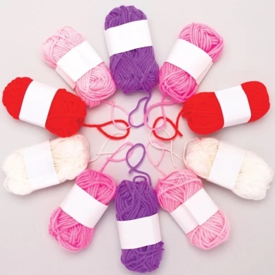 Dez novelos de lã coloridos organizados em círculo