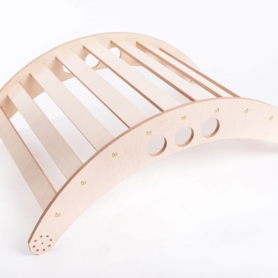 Brinquedo arqueado de madeira natural com ripas e buracos circulares