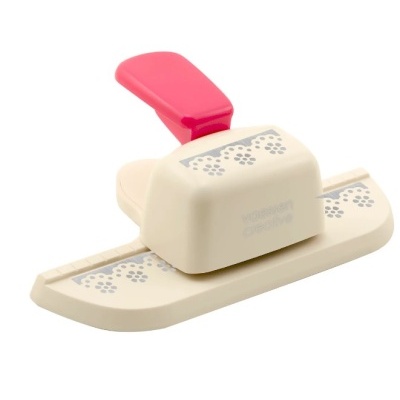 furador decorativo plástico bege e vermelho com padrão de flores