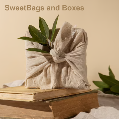 Embalagem em tecido cru com nó e folhas verdes sobre livros antigos