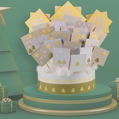 Arranjo decorativo com cartões de Natal em palitos numa base redonda