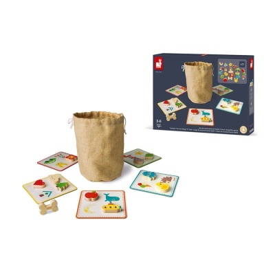 Jogo infantil com cartas ilustradas, peças de madeira e saco de pano castanho