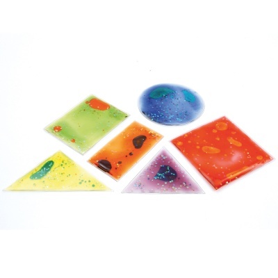 Peças decorativas de vidro colorido de várias formas geométricas