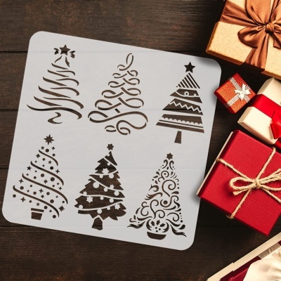 Stencil com desenhos de árvores de Natal ao lado de caixas de presente coloridas